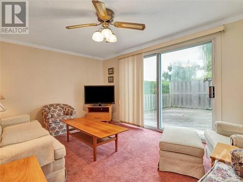 602 Glenhurst Crescent, Ottawa, ON - Indoor Photo Showing Living Room