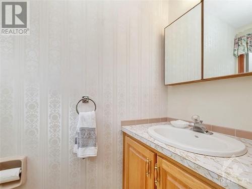 602 Glenhurst Crescent, Ottawa, ON - Indoor Photo Showing Bathroom