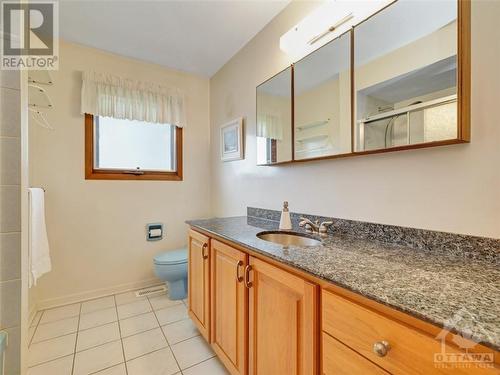 602 Glenhurst Crescent, Ottawa, ON - Indoor Photo Showing Bathroom