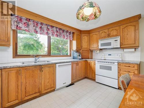 602 Glenhurst Crescent, Ottawa, ON - Indoor Photo Showing Kitchen With Double Sink