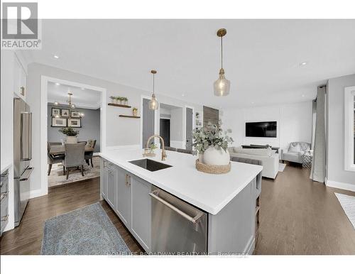 152 Mcdonnell Crescent, Bradford West Gwillimbury (Bradford), ON - Indoor Photo Showing Kitchen With Upgraded Kitchen