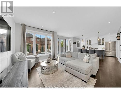 152 Mcdonnell Crescent, Bradford West Gwillimbury (Bradford), ON - Indoor Photo Showing Living Room