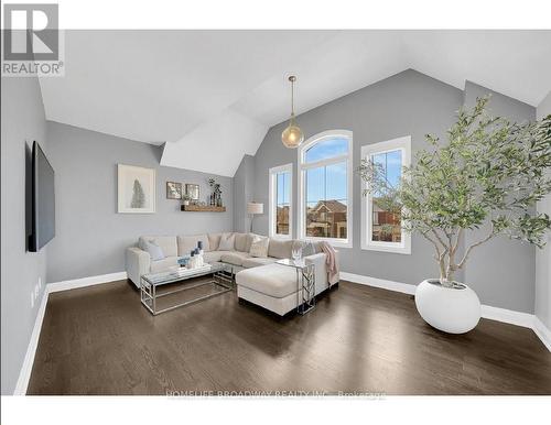 152 Mcdonnell Crescent, Bradford West Gwillimbury (Bradford), ON - Indoor Photo Showing Living Room