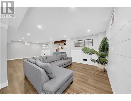 152 Mcdonnell Crescent, Bradford West Gwillimbury (Bradford), ON - Indoor Photo Showing Living Room