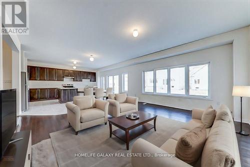 1530 Harker Street, Innisfil, ON - Indoor Photo Showing Living Room