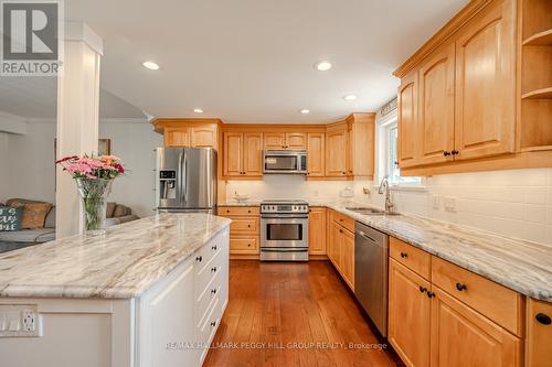 15 Pratt Road, Barrie (Wellington), ON - Indoor Photo Showing Kitchen With Upgraded Kitchen