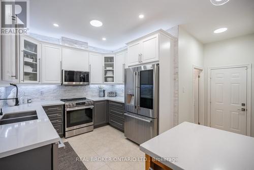 3246 Sharp Road, Burlington, ON - Indoor Photo Showing Kitchen With Double Sink With Upgraded Kitchen