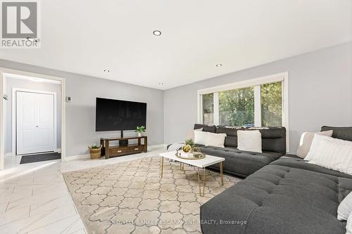 220 Elmore Drive, Halton Hills (Acton), ON - Indoor Photo Showing Living Room