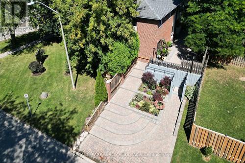 8 - 2062 Lakeshore Road W, Oakville, ON - Outdoor