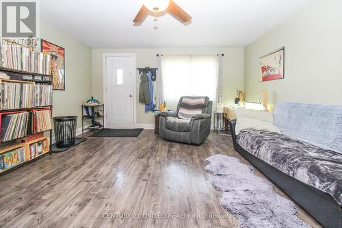 572 Saugeen Crescent, Peterborough (Ashburnham), ON - Indoor Photo Showing Living Room