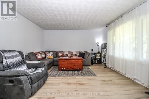 572 Saugeen Crescent, Peterborough (Ashburnham), ON - Indoor Photo Showing Living Room