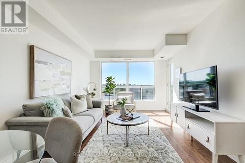 609 - 890 Sheppard Avenue W, Toronto (Bathurst Manor), ON - Indoor Photo Showing Living Room