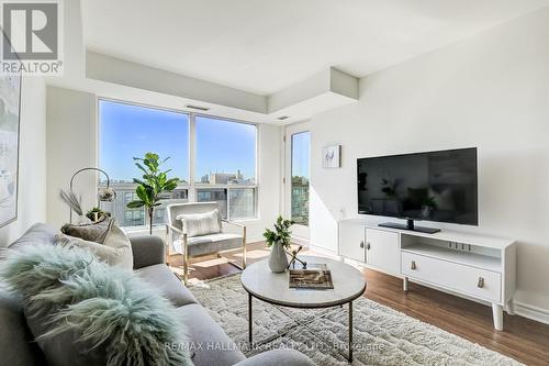 609 - 890 Sheppard Avenue W, Toronto (Bathurst Manor), ON - Indoor Photo Showing Living Room