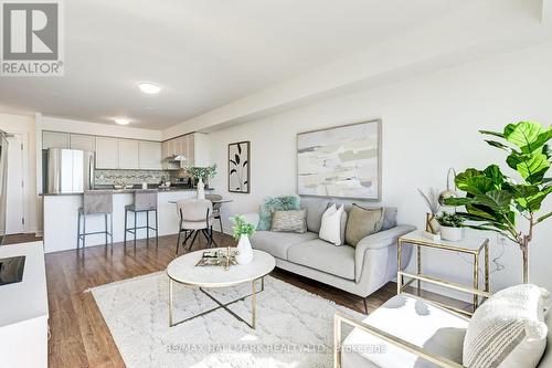 609 - 890 Sheppard Avenue W, Toronto (Bathurst Manor), ON - Indoor Photo Showing Living Room