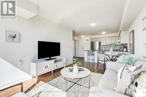 609 - 890 Sheppard Avenue W, Toronto (Bathurst Manor), ON - Indoor Photo Showing Living Room