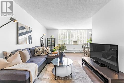 306 - 5 Parkway Forest Drive, Toronto (Henry Farm), ON - Indoor Photo Showing Living Room