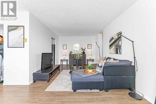 306 - 5 Parkway Forest Drive, Toronto (Henry Farm), ON - Indoor Photo Showing Living Room