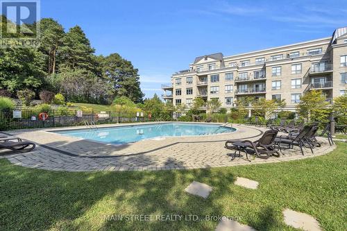 403 - 180 John Way W, Aurora (Bayview Wellington), ON - Outdoor With In Ground Pool