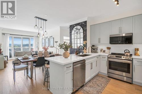 403 - 180 John Way W, Aurora (Bayview Wellington), ON - Indoor Photo Showing Kitchen With Upgraded Kitchen