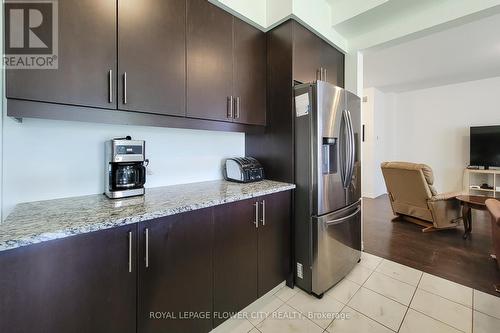 417 Freure Drive N, Cambridge, ON - Indoor Photo Showing Kitchen With Upgraded Kitchen