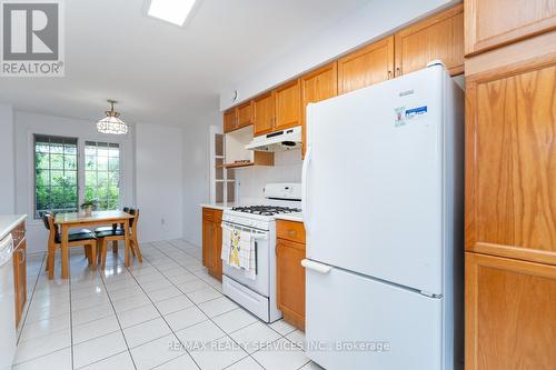 757 Guildwood Boulevard, London, ON - Indoor Photo Showing Kitchen