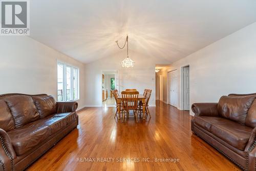 757 Guildwood Boulevard, London, ON - Indoor Photo Showing Living Room