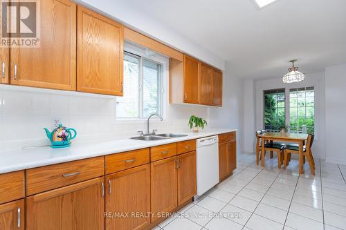 757 Guildwood Boulevard, London, ON - Indoor Photo Showing Kitchen With Double Sink