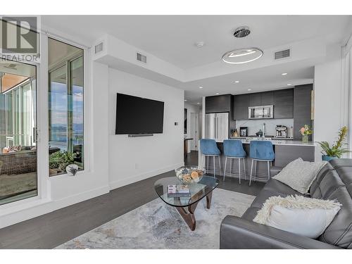 1191 Sunset Drive Unit# 2002, Kelowna, BC - Indoor Photo Showing Living Room