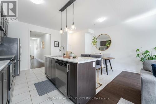 123 Adventura Road, Brampton, ON - Indoor Photo Showing Kitchen With Upgraded Kitchen