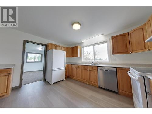 2637 24Th Street, Lister, BC - Indoor Photo Showing Kitchen