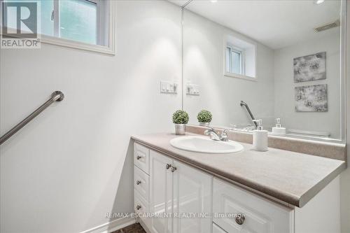 484 Carlton Drive, Oakville, ON - Indoor Photo Showing Bathroom