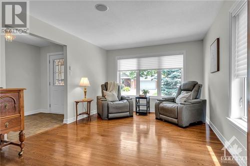 661 Netley Circle, Ottawa, ON - Indoor Photo Showing Living Room