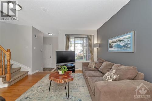 3843 Crowsnest Avenue, Ottawa, ON - Indoor Photo Showing Living Room