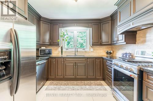 112 Henley Drive, Hamilton, ON - Indoor Photo Showing Kitchen With Upgraded Kitchen