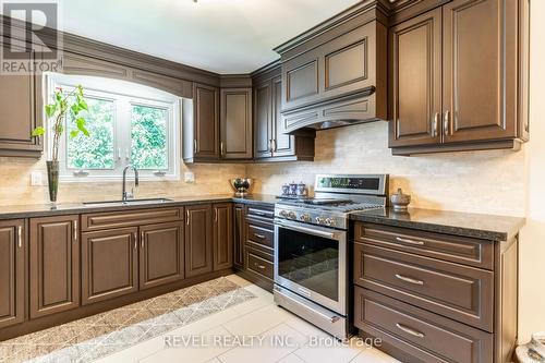 112 Henley Drive, Hamilton, ON - Indoor Photo Showing Kitchen