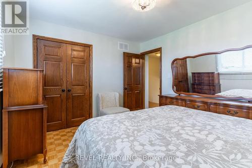 112 Henley Drive, Hamilton, ON - Indoor Photo Showing Bedroom