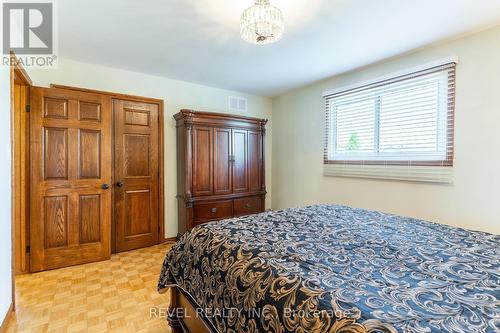 112 Henley Drive, Hamilton (Stoney Creek Industrial), ON - Indoor Photo Showing Bedroom