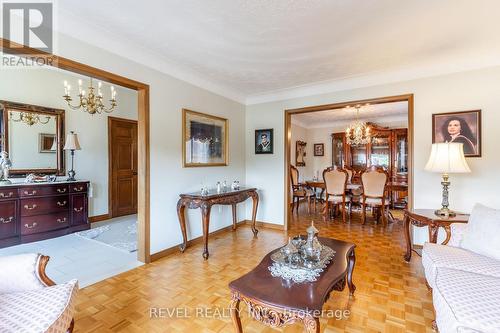 112 Henley Drive, Hamilton, ON - Indoor Photo Showing Living Room