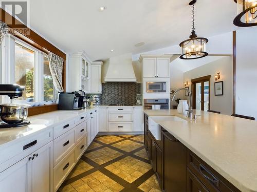 1051 Bullmoose Trail, Osoyoos, BC - Indoor Photo Showing Kitchen With Upgraded Kitchen