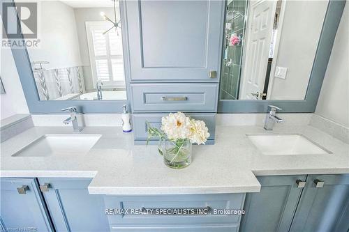 2085 Ashmore Drive, Oakville, ON - Indoor Photo Showing Bathroom