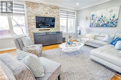 2085 Ashmore Drive, Oakville, ON - Indoor Photo Showing Living Room