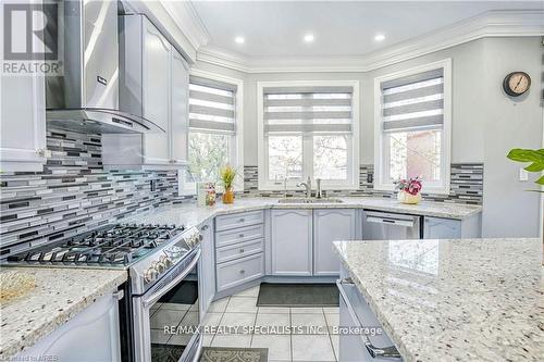 2085 Ashmore Drive, Oakville, ON - Indoor Photo Showing Kitchen With Upgraded Kitchen