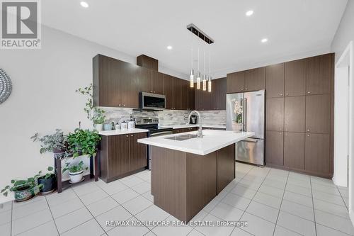 1 Walker Boulevard, New Tecumseth, ON - Indoor Photo Showing Kitchen With Double Sink With Upgraded Kitchen