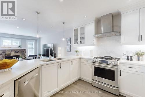 27 Deerwood Crescent, Richmond Hill (Oak Ridges), ON - Indoor Photo Showing Kitchen With Upgraded Kitchen