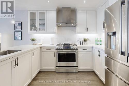 27 Deerwood Crescent, Richmond Hill (Oak Ridges), ON - Indoor Photo Showing Kitchen With Upgraded Kitchen