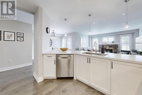 27 Deerwood Crescent, Richmond Hill (Oak Ridges), ON - Indoor Photo Showing Kitchen With Double Sink With Upgraded Kitchen