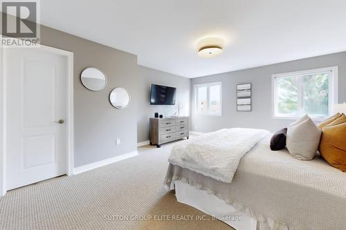 27 Deerwood Crescent, Richmond Hill (Oak Ridges), ON - Indoor Photo Showing Bedroom