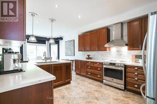 64 Westminster Circle, Barrie, ON - Indoor Photo Showing Kitchen With Upgraded Kitchen