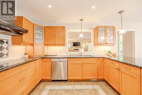 8 Red Oak Crescent, Oro-Medonte (Shanty Bay), ON - Indoor Photo Showing Kitchen