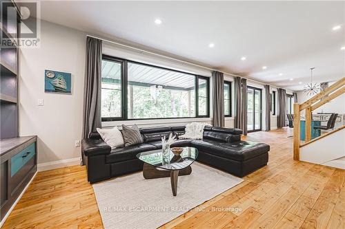 829 Forest Glen Avenue, Burlington, ON - Indoor Photo Showing Living Room